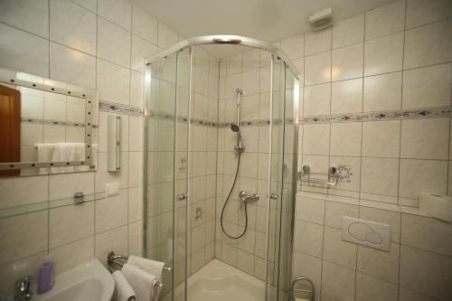 bagno con doccia e lavandino di Weingut - Ferienhaus Sonja Rohrbacher a Gamlitz