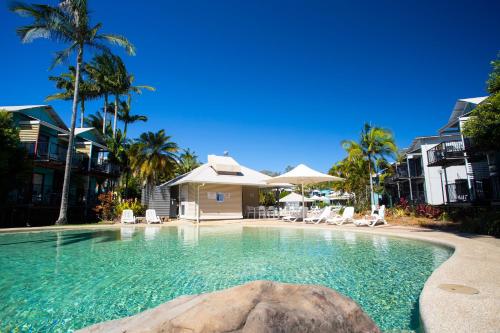 a swimming pool with a rock in the middle at Noosa Lakes Resort in Noosaville