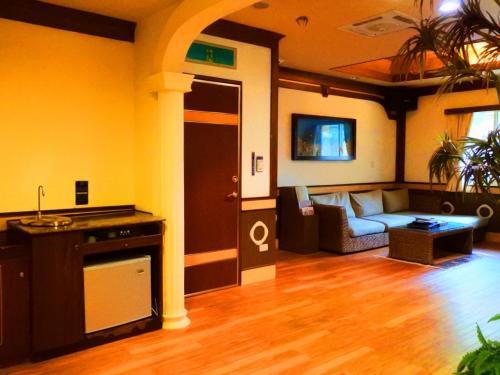 a living room with a couch and a table at Swan Lake Motel in Guishan