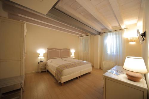Tempat tidur dalam kamar di Hotel Villa Moron