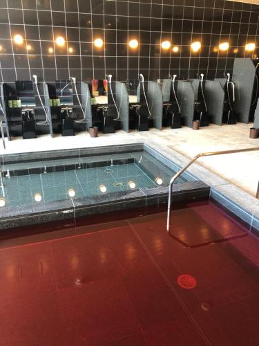 jacuzzi en una habitación con sillas en Hotel Bay Gulls, en Tajiri