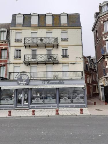 un edificio in una strada di fronte a un negozio di 180° VUE MER a Le Tréport