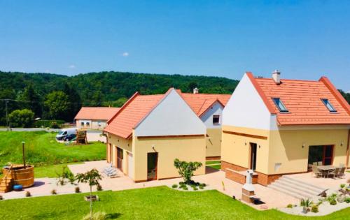Vendvidéki Pihenőházak في Felsőszölnök: اطلالة جوية على بيت ذو سطوح حمراء