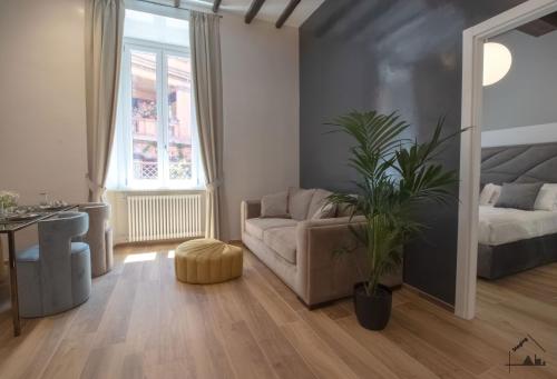 salon z kanapą i rośliną w obiekcie Charme apartment with Spa in Piazza del Popolo w Rzymie