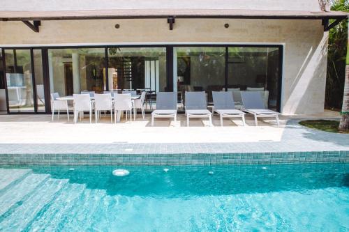 Bazén v ubytování Modern Villa with Pool in Punta Cana nebo v jeho okolí