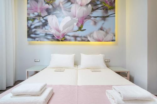 Cama o camas de una habitación en Kamelia & Semeli Hotel