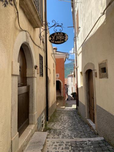 um beco com uma placa na lateral de um edifício em Il Borgo 38 em Scapoli