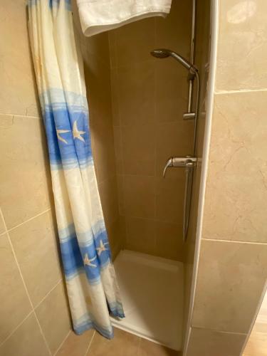 Bilik mandi di Seven Dials Hotel Annexe