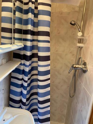 Bilik mandi di Seven Dials Hotel Annexe