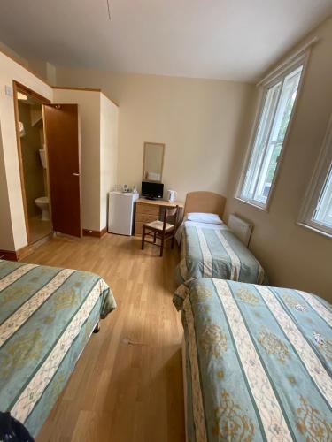 Katil atau katil-katil dalam bilik di Seven Dials Hotel Annexe