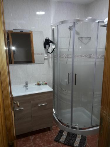 un bagno con doccia e lavandino di Casa los abuelos 1 a La Goleta