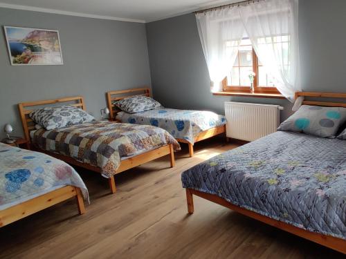 Ένα ή περισσότερα κρεβάτια σε δωμάτιο στο Agroturystyka Szalejów 117