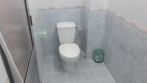 ein Badezimmer mit einem weißen WC in einer Kabine in der Unterkunft Lisa Homestay in Hoi An