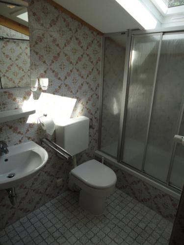 ライト・イム・ヴィンクルにあるHaus Vogel-Nestのバスルーム(トイレ、シャワー、シンク付)