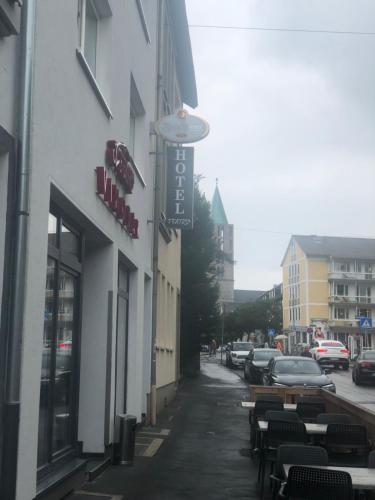un edificio con un letrero al lado de una calle en Hotel Teatro, en Kassel