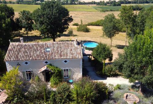 une vue aérienne d'une maison avec piscine dans l'établissement countryside lavender cottage, à Saint-Julien-dʼEymet