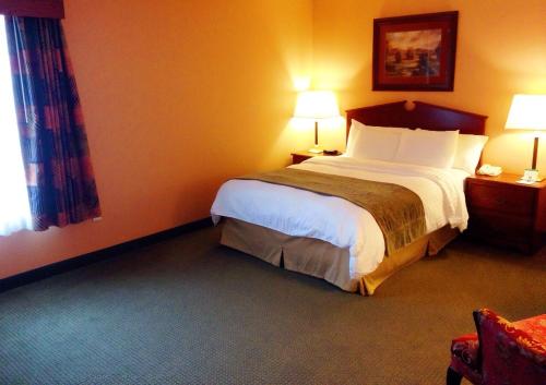 
A bed or beds in a room at GrandStay Hotel & Suites Downtown Sheboygan
