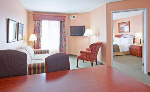 Postel nebo postele na pokoji v ubytování GrandStay Hotel & Suites Downtown Sheboygan