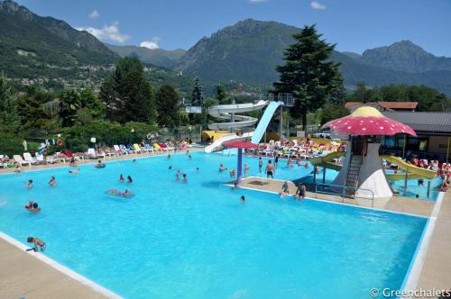 un groupe de personnes dans une grande piscine dans l'établissement VAKANTIEHUIS CASASinPORLEZZA - Camping Italië, à Porlezza