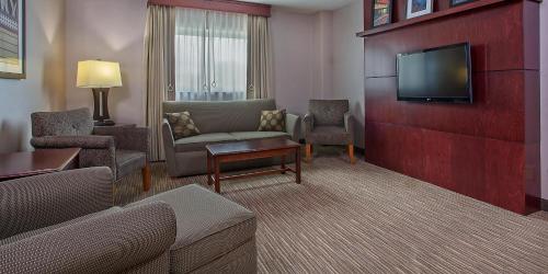 a living room with a couch and a tv at Holiday Inn University Plaza-Bowling Green, an IHG Hotel in Bowling Green