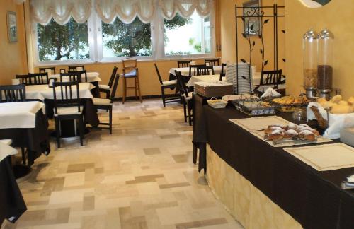 Hotel Oasi Ristorante Pizzeriaにあるレストランまたは飲食店