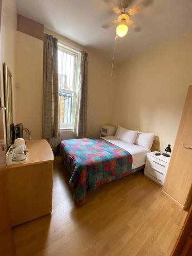Łóżko lub łóżka w pokoju w obiekcie Seven Dials Hotel Annexe