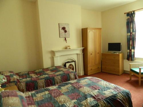 een hotelkamer met een bed en een open haard bij The Royal Oak in Lanchester