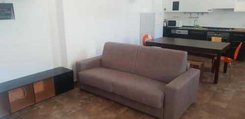 ein Wohnzimmer mit einem Sofa und einem Tisch in der Unterkunft HB via bono 57 in Bergamo