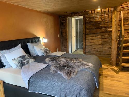 una camera con un grande letto in una cabina di Châlet Birkhahn a Saas-Fee