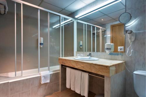  Hotel Panorama -  Room  picture :    Minibar    Shower    Bath                            