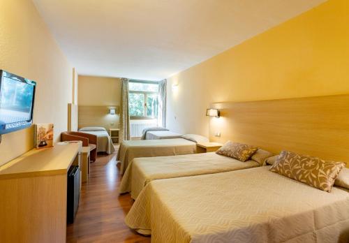  Hotel Panorama -  Room  picture :   Minibar    Shower    Bath                           