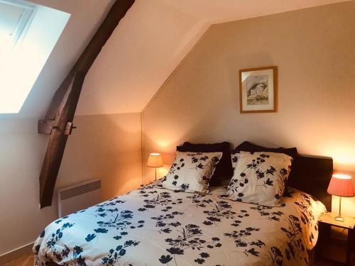 Кровать или кровати в номере Loire Valley Cottages