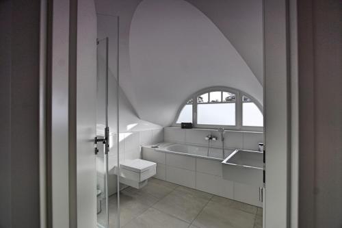 a bathroom with a sink and a bath tub at Haus unter den drei Bäumen - Urlaub auf der Sonneninsel Usedom in Zirchow