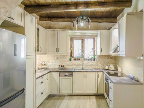 Η κουζίνα ή μικρή κουζίνα στο Christine Countryside House - Fully renovated with all modern comforts