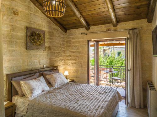 1 dormitorio con 1 cama y balcón en Christine Countryside House - Fully renovated with all modern comforts, en Rodhopós