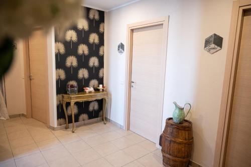 a hallway with a door and a table with a vase at da Fiorella in San Miniato