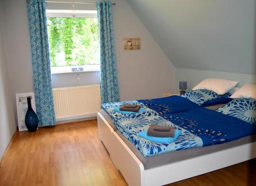 - une chambre avec 2 lits et une fenêtre dans l'établissement Ferienwohnung Waldblick Bückeburg, à Bückeburg