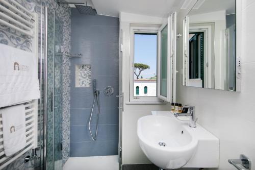 Bathroom sa Vittoria Colonna Luxury B&B