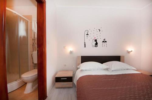 Ένα ή περισσότερα κρεβάτια σε δωμάτιο στο Apartments & Rooms Krecak Sibenik