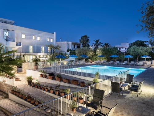 una foto della piscina di un hotel di Hotel Colle Del Sole ad Alberobello