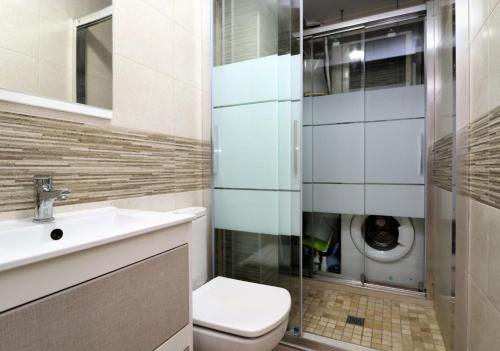 ベニドルムにあるApartment Levante Halconのバスルーム(トイレ、洗面台、洗濯機付)