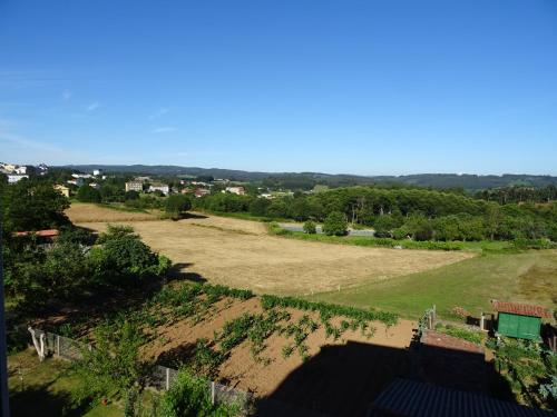 una vista aérea de un gran campo con árboles en La Casa de Vicenta, en Arzúa