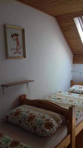 um quarto com 2 camas individuais num sótão em Apartma Podlogar Golica Triglav em Jesenice