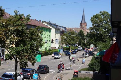 eine belebte Stadtstraße mit Autos und Fahrrädern in der Unterkunft blau Wohnung in Karlsruhe