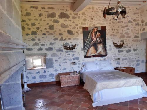 - une chambre avec un lit et une peinture murale dans l'établissement Château de Cauderoue, à Nérac