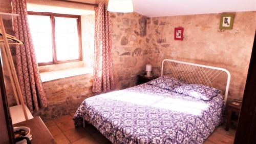 une chambre avec un lit et une fenêtre dans l'établissement Domaine Saint-Jaume gîte Muscat, à Barjols