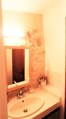 une salle de bain avec un lavabo et un miroir dans l'établissement Domaine Saint-Jaume gîte Muscat, à Barjols