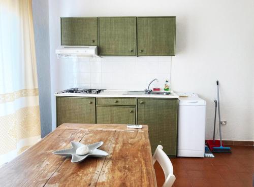 twee zeesterren op een houten tafel in een keuken bij Le Gemme di Mirto in Palau