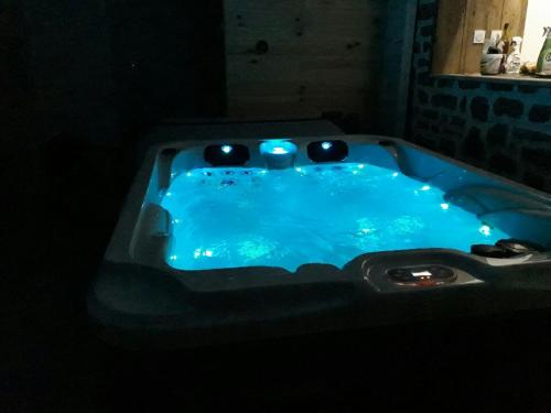 eine blaue Badewanne mit Licht in einem dunklen Zimmer in der Unterkunft la caliente in Saint-Mars-sur-la-Futaie