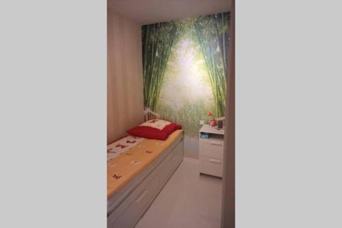 ビーレフェルトにあるAS-Immobilien, Unterkunft in Bielefeldの緑の壁の小さなベッドルーム(ベッド1台付)